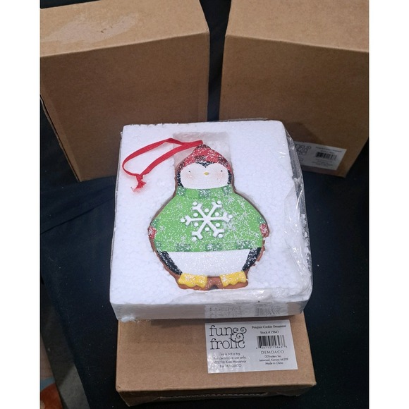 Fun & Frolic Penguin Cookie Ornament 2008 DEMDACO Christmas Holiday Decor - NEW - Picture 6 of 6